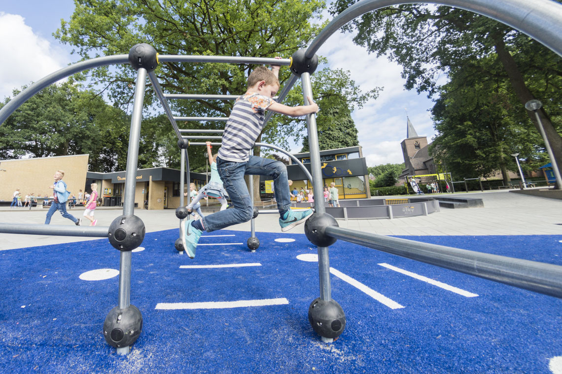 Ingericht schoolplein met speeltoestellen voor basisschoolkinderen